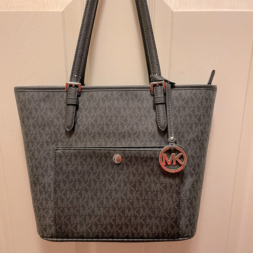 Jet Set Tote/ Md snap pocket tote/ nice size bag